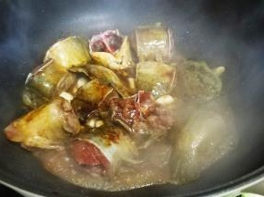 放入半碗水、酱油