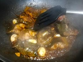 十分钟后开盖，放入糖调味