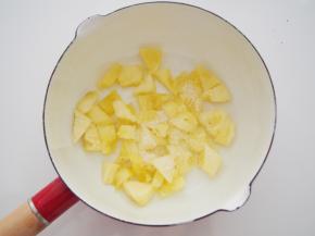将菠萝切成小块，放入奶锅中，加入少量清水和20g细砂糖，煮至菠萝变软