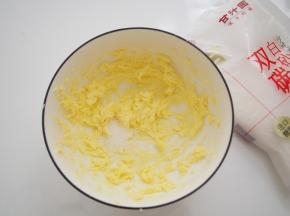 黄油在室温中软化，加入20g细砂糖，打发至颜色发白