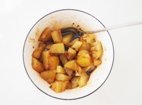将煮好的菠萝放入红糖液中拌匀