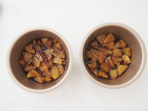 将菠萝放入不粘模具的底部，用小勺铺平