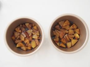 将菠萝放入不粘模具的底部，用小勺铺平