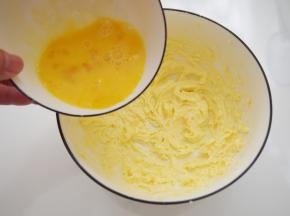分三次加入蛋液，每次都打发均匀