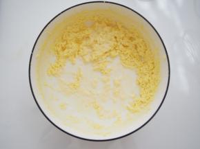 将牛奶倒入打发好的黄油中，不用搅拌