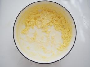 将牛奶倒入打发好的黄油中，不用搅拌