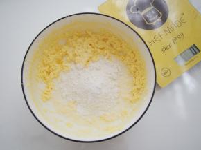 筛入低筋面粉和泡打粉，切拌均匀