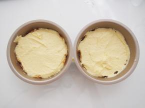 将面糊用小勺舀入模具中，用勺子轻轻将表面铺平