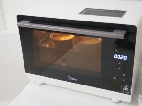 重新选择烘烤功能，将烤箱预设的180度调整为170度，时间设定为20分钟，然后按启动键，等待20分钟，美味的蛋糕就可以出炉啦~