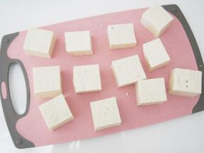 豆腐切成约4厘米见方、3厘米左右高的小块