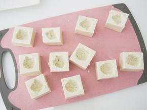 用小勺在豆腐块上挖出一个小洞