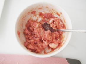 五花肉用料理机搅碎，加入老抽、料酒、盐和适量清水，搅拌均匀