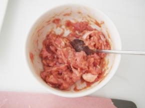 五花肉用料理机搅碎，加入老抽、料酒、盐和适量清水，搅拌均匀