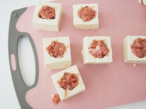 将五花肉馅放入豆腐中