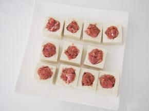 将豆腐摆放在大盘子中