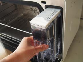 给蒸烤箱的水盒加满水