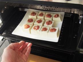 将盘子放入蒸烤箱中