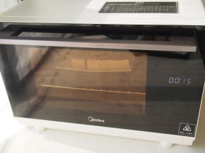 选择纯蒸功能，蒸烤箱默认的定时为15分钟，所以无需再进行调整，直接启动就好啦