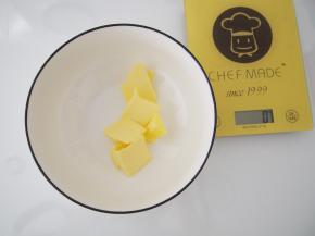 黄油切成小块，室温软化