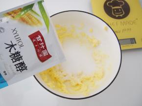 分两次加入木糖醇打发