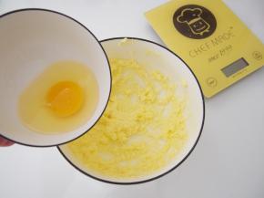分两次加入半个鸡蛋，搅打均匀