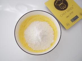 筛入低筋面粉和泡打粉