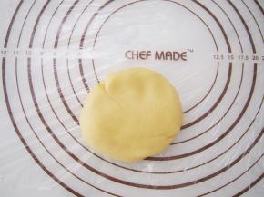 切拌成面团，放在保鲜膜上