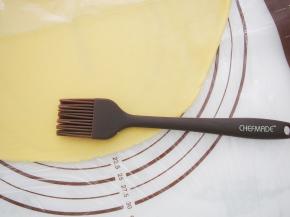 将面团擀开，刷上一层蛋液