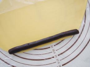 将枣泥馅搓成条，放到面皮上裹起来