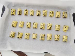 将长面团切成均匀的小段，在烤盘上铺一层油纸，将小面团均匀摆放在烤盘中