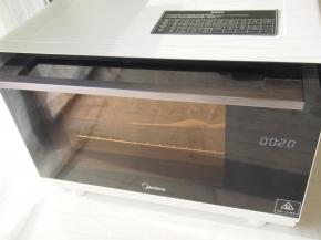 选择蒸烤箱的烘烤功能，烤箱默认温度为180度，按“—”号降低至160度，将烘烤时间设置为23分钟，然后启动烤箱预热3分钟，将烤盘放入烘烤20分钟即可