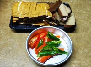 豆干、蛋干切片，青、红线椒切段备用