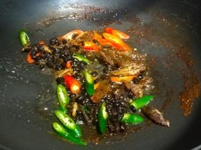 锅里热油放入豆豉鲮鱼和线椒炒香