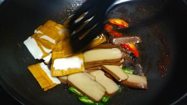 倒入豆干、蛋干块