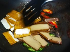 倒入豆干、蛋干块