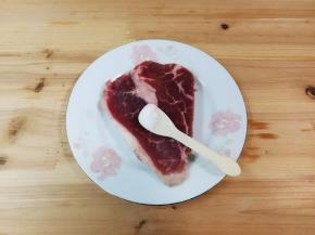 均匀涂抹一克盐