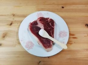 均匀涂抹一克盐