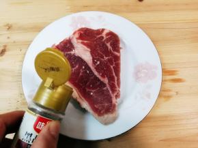 撒一克黑胡椒粉，（各人喜欢，可以用黑胡椒碎，我喜欢粉末），腌制十五分钟