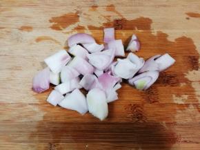 洋葱剥去皮切成小块