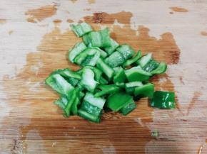 泡椒去籽切成小块