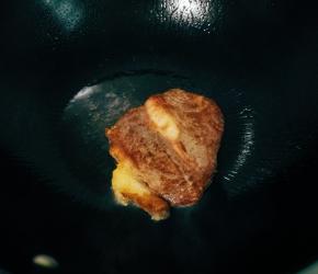 翻面再煎两分钟。盛出放入盘中静置五分钟，让牛排里面流出的汁慢慢回吸到牛排中。