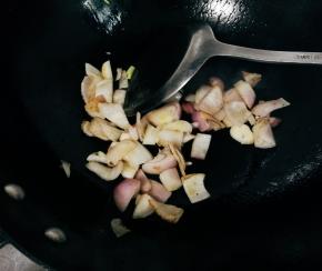 锅中余油放入洋葱炒出香味