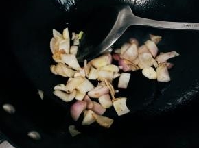 锅中余油放入洋葱炒出香味