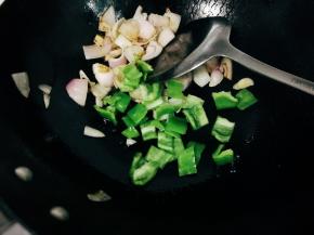 放入泡椒翻炒变色