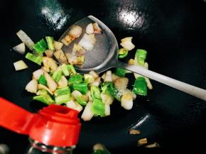 放入一勺生抽翻炒均匀