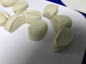 将面团取出，揉至表面光滑，然后把面团分成50克左右的小面团
