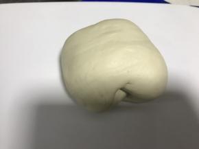 将面粉和成表面光滑的面团，然后盖上保鲜膜，发酵两个小时左右（面条发酵至两倍大即可）