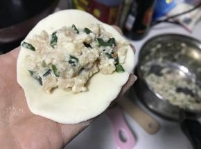 包入适量的菜
