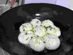 仔细听，锅里会有噼噼啪啪的声音，这个时候就已经开始形成脆底了，再将火改小一点，再烧大概5-8分钟，包子熟了，关火以后，不要马上揭开盖子，继续焖3分钟左后在开盖子。
