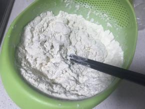 用筷子搅拌成絮状